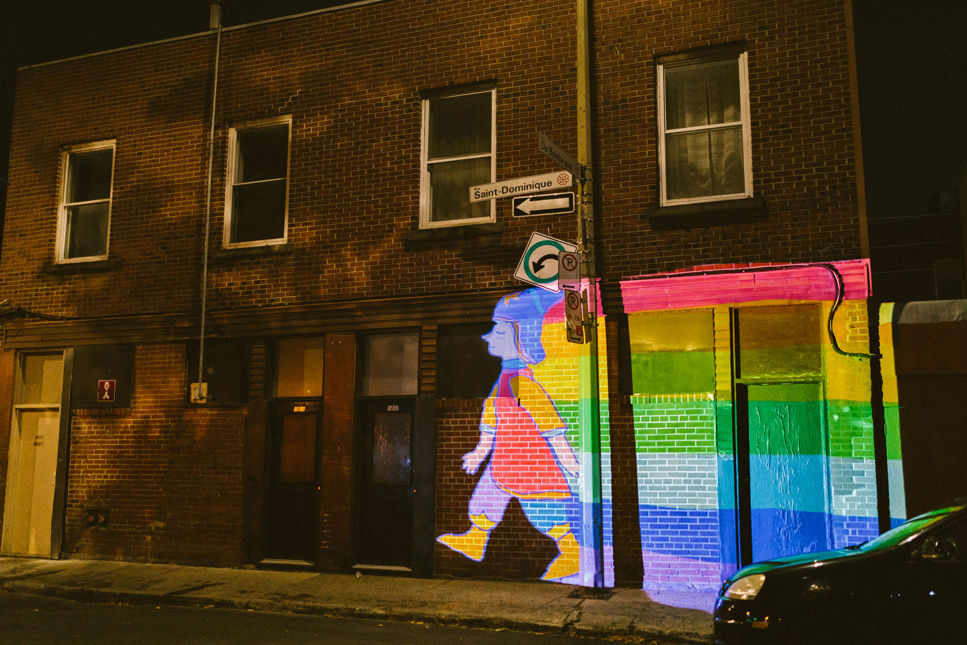 VJ Suave Suaveciclo conducting mobile projection mapping on a city wall