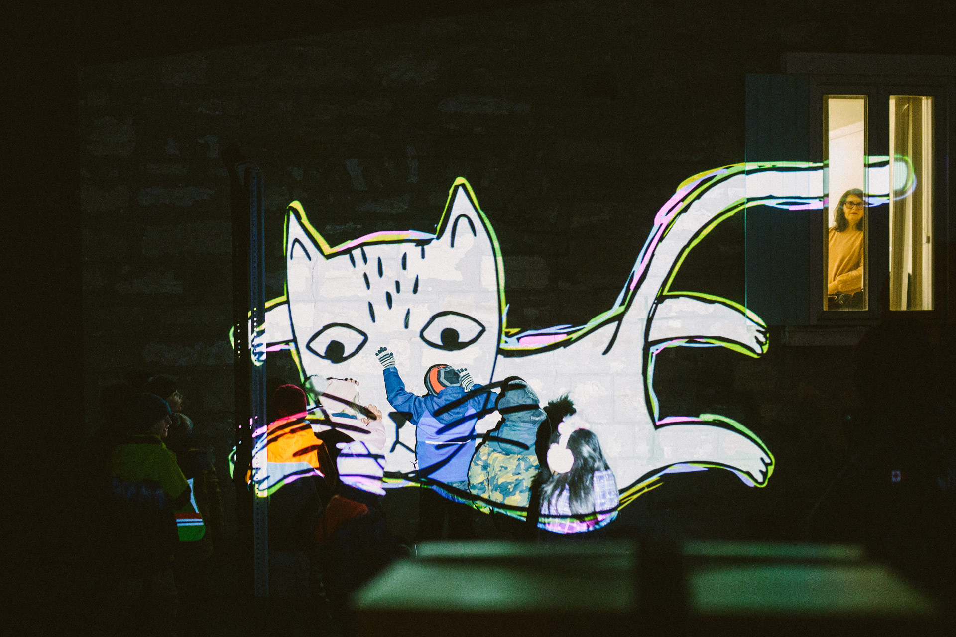 VJ Suave Suaveciclo moving projections of a white cat that seems to be flying