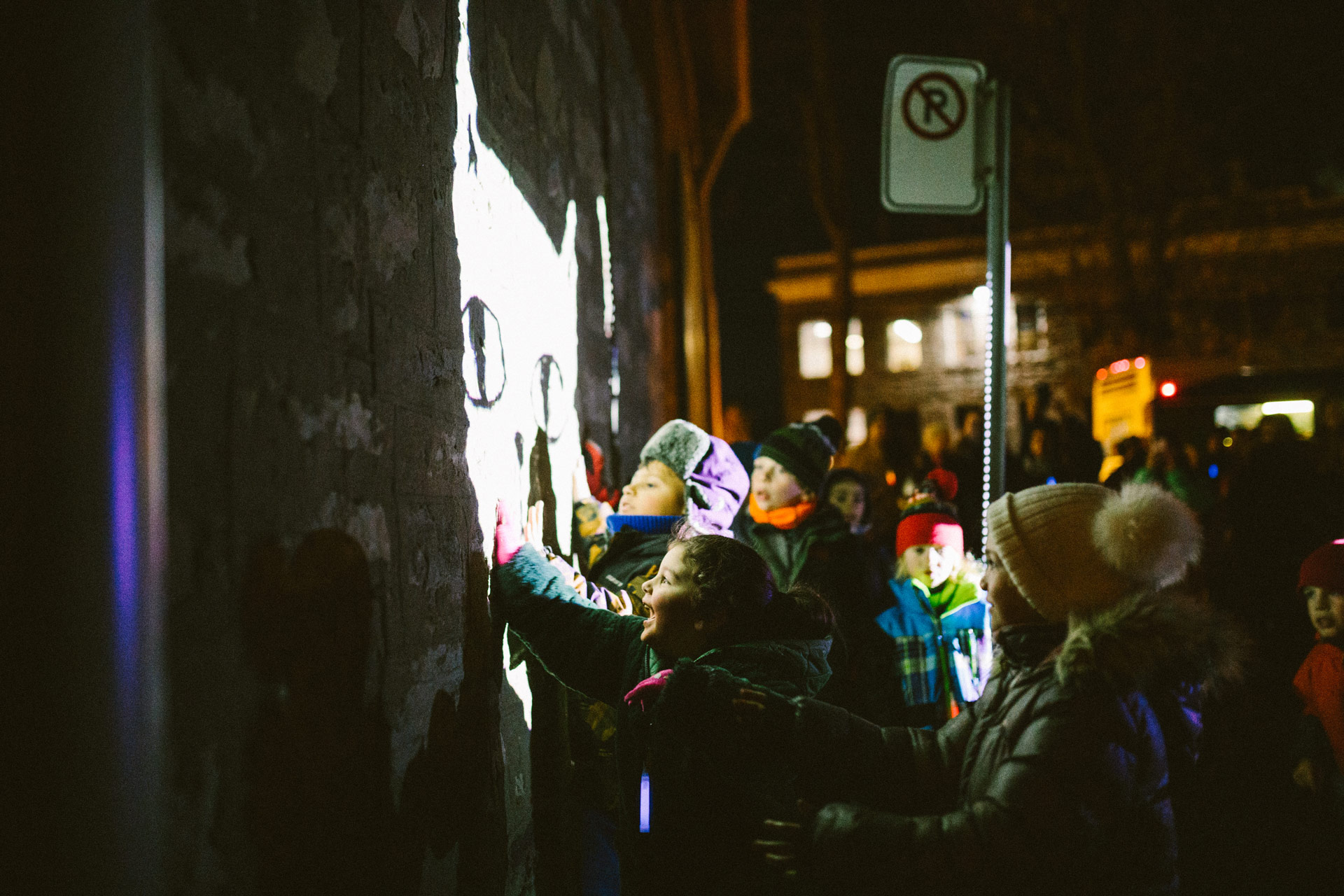 VJ Suave Suaveciclo projections doing animations with kids touching the projection over the wall
