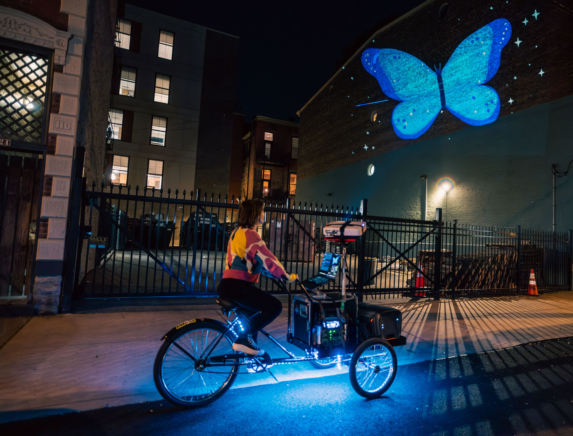 VJ Suave Suaveciclo conducting mobile projection mapping on a city wall