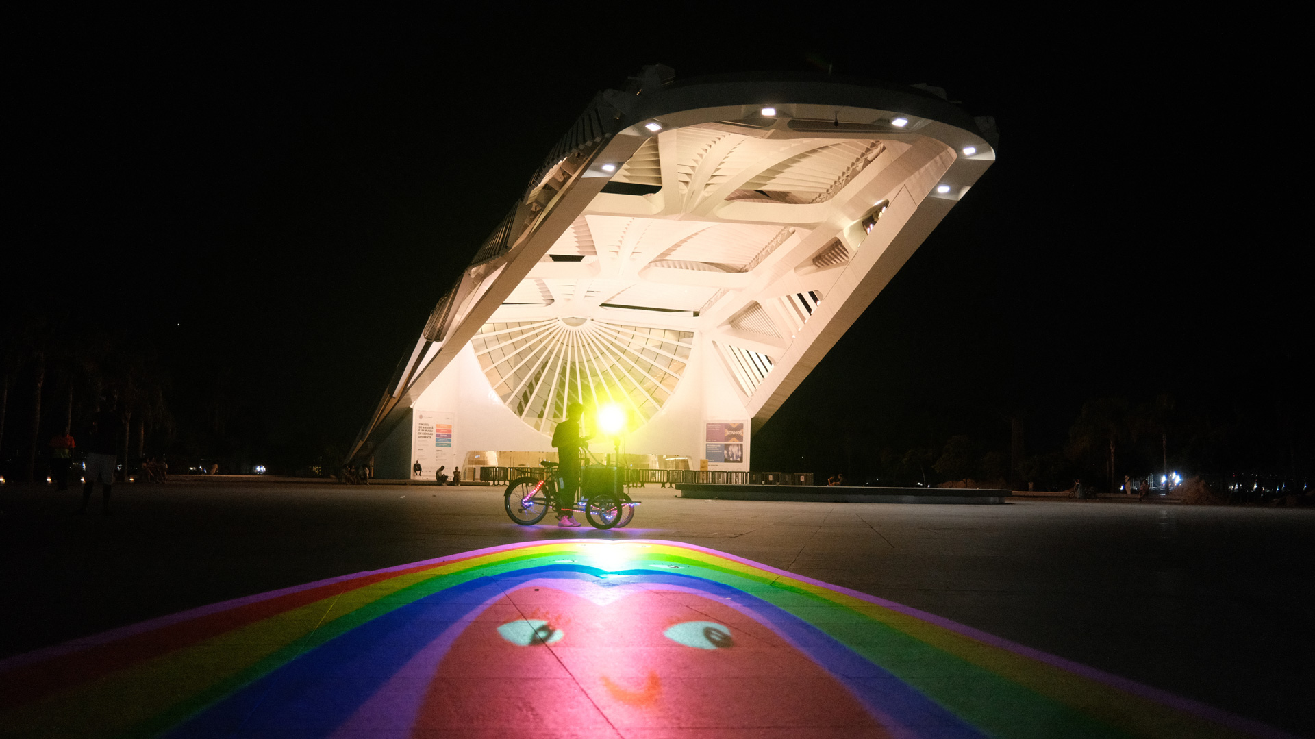 VJ Suave Suaveciclo conducting mobile projection mapping in Rio de Janeiro