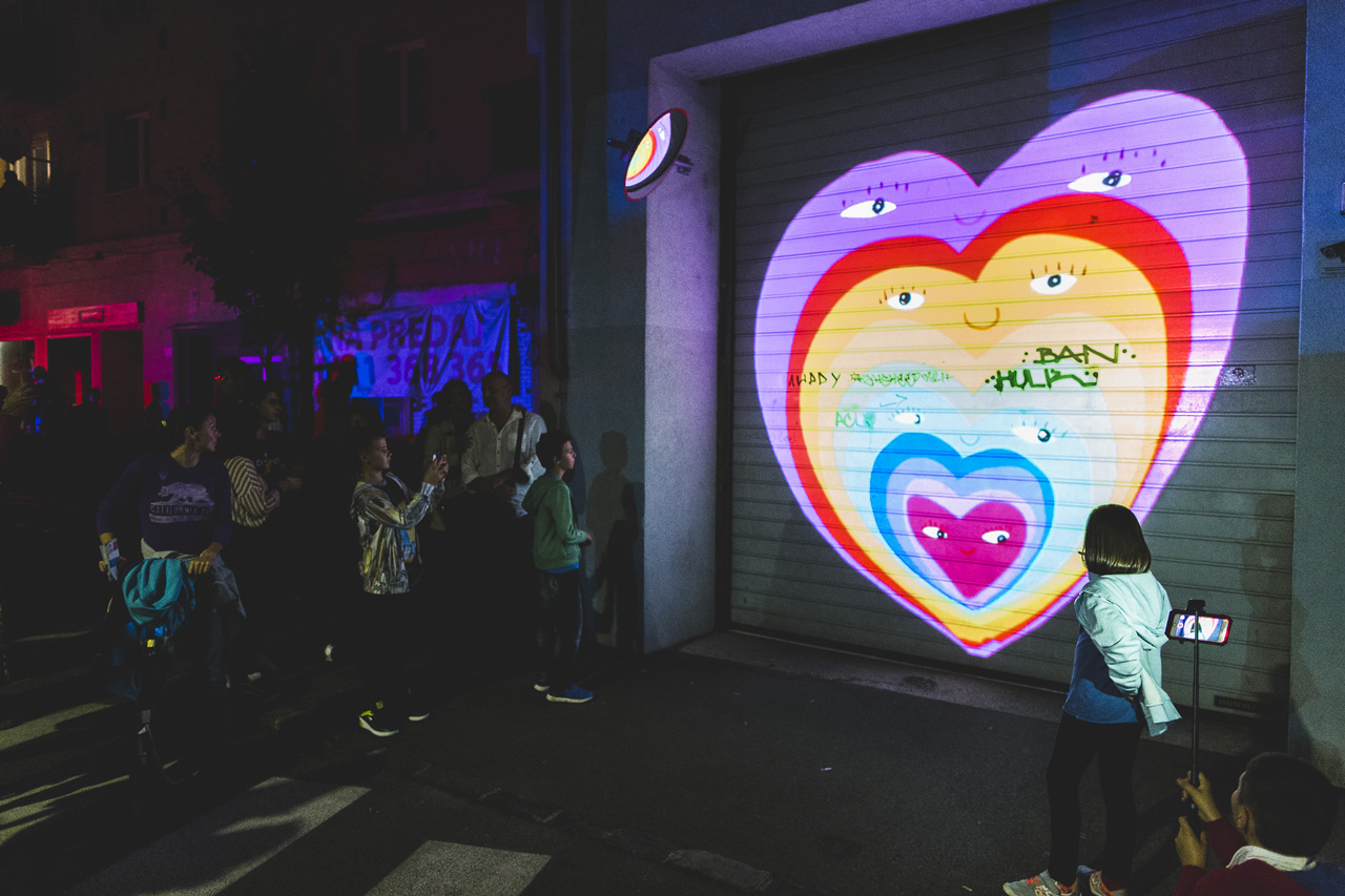 VJ Suave Suaveciclo conducting mobile projection mapping on a city wall